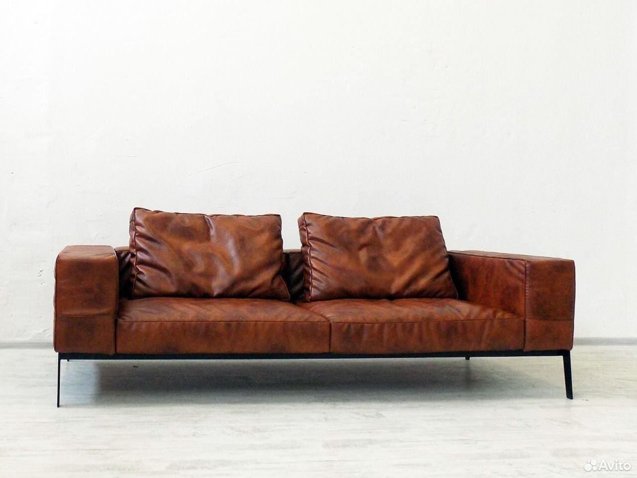 кожаный диван на металлическом каркасе