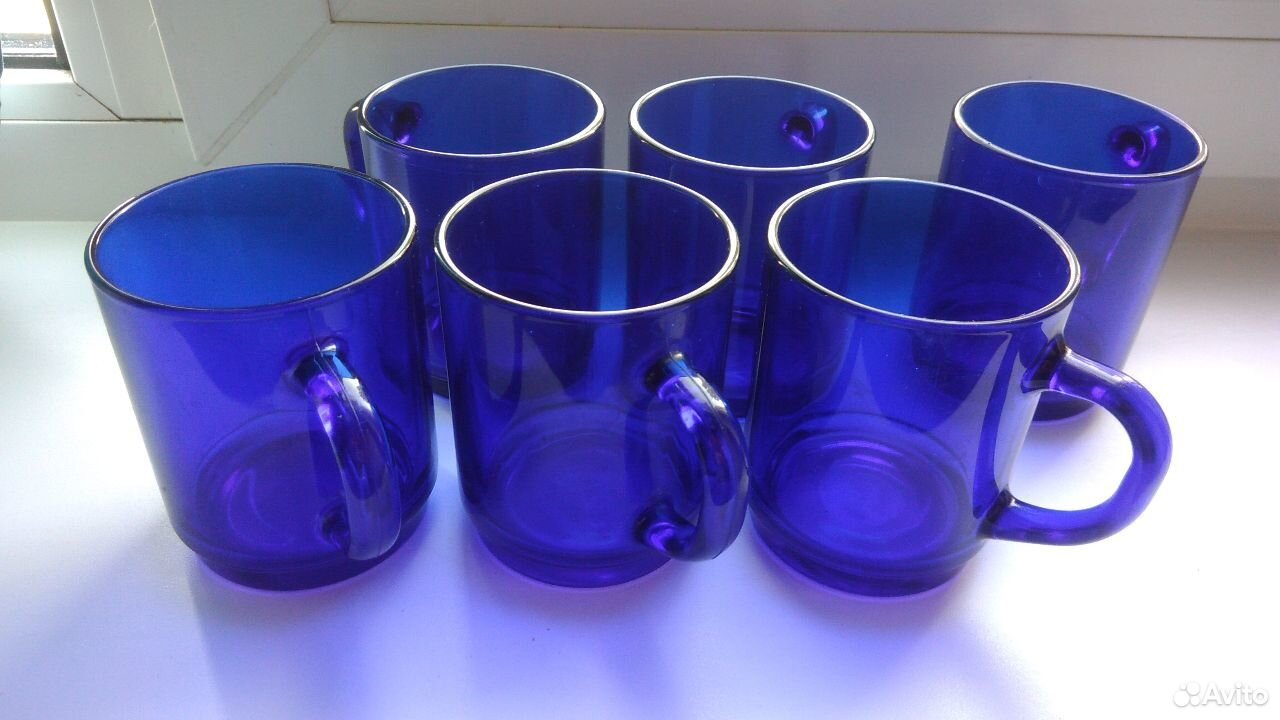 Купить синие кружки. Чашки из синего стекла. Кружка из синего стекла. Кружки синие стекло. Синие стеклянные чашки.