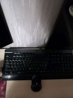 Компьютер, клавиатура и беспроводная мышь