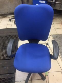 Компьютерное кресло с боковой поддержкой