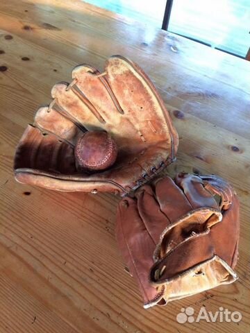 Бейсбольная перчатка и мяч