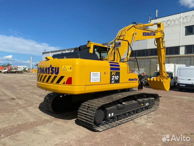 Машинист гусеничного экскаватора спб. Машинист гусеничного экскаватора вахта. Гусеничный экскаватор 26 тонн. Экскаватор гусеничный jcb js220lc. Машинист гусеничного экскаватора спб.