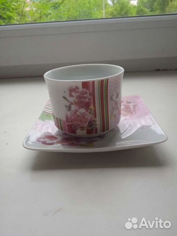 Кофейные чашки с блюдцами