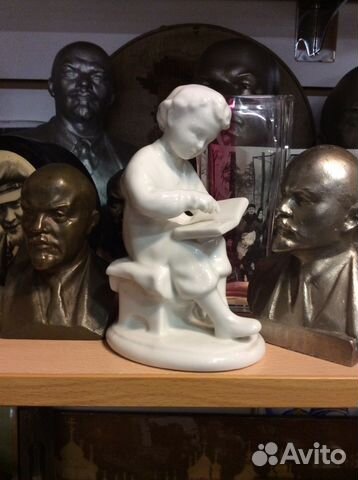 Ленин в детстве читает книжку лфз