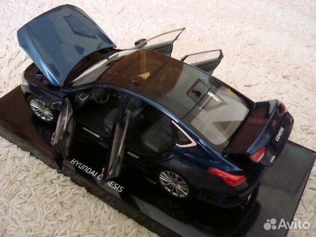 Модель 1/18 автомобиля hyundai genesis