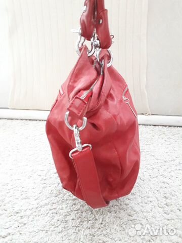 Сумка из красной кожи с металлическими аксессуарам