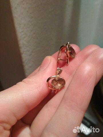 Серьги золотые с камнем Серьги золотые с камнем