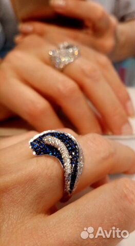 Золотое кольцо с бриллиантами и сапфиры и 750 проб Золотое кольцо с бриллиантами и сапфиры и 750 проб
