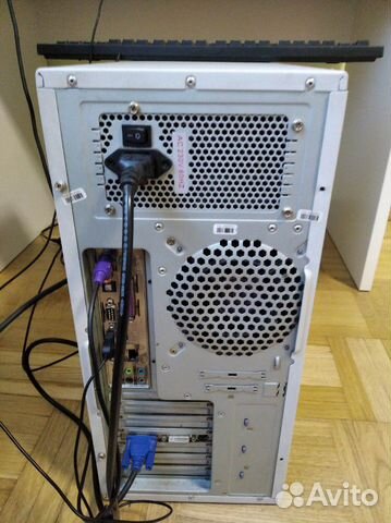 Компьютер с монитором и клавиатурой Компьютер с монитором и клавиатурой