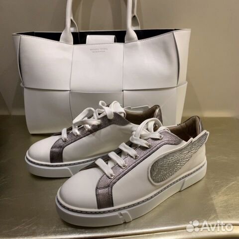 Кожаные кеды Hermes и сумка Bottega Veneta