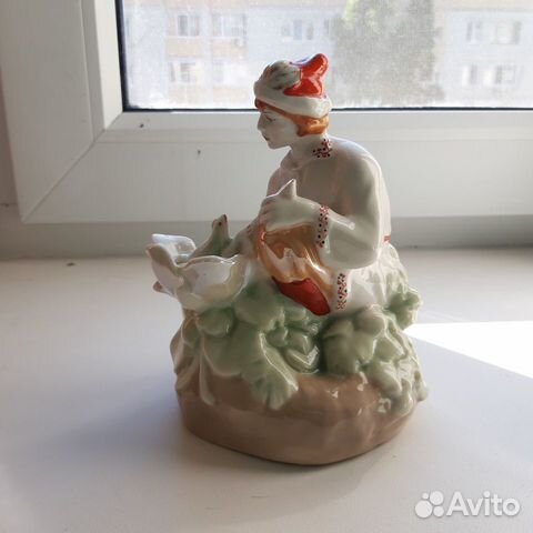 Фарфоровая статуэтка 