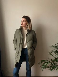 Удлиненная куртка оливкового цвета