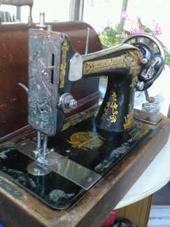 Швейная машина с символикой Singer в рабочем состо