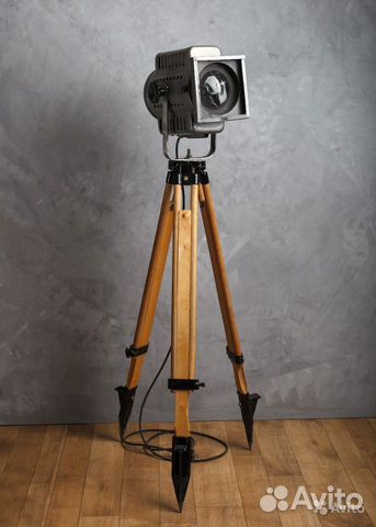 Театральный прожектор на штативе