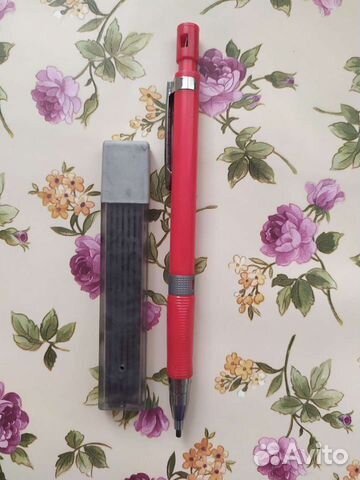 Красный механический карандаш со стержнями