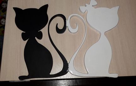 Влюблённая парочка котят из металла