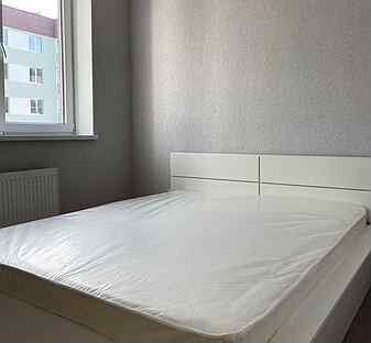 Белая кровать в стиле IKEA