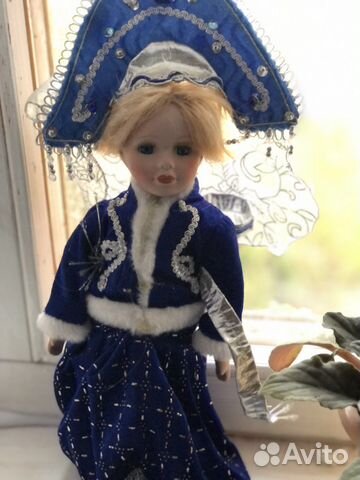 Кукла фарфоровая