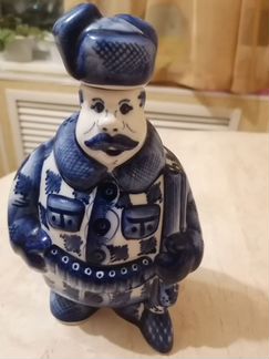 Фарфоровая фигурка(штоф) 