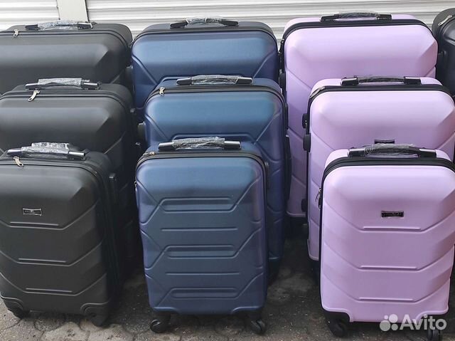 Пластиковый чемодан на 4 колёсах