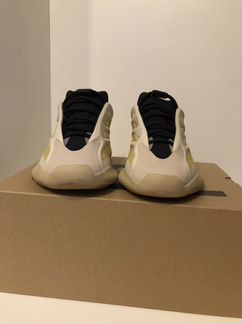 Adidas yeezy 700 v3 safflower 7,5us