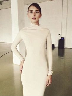 Стильное бежевое платье из шерстяного джерси.Новое