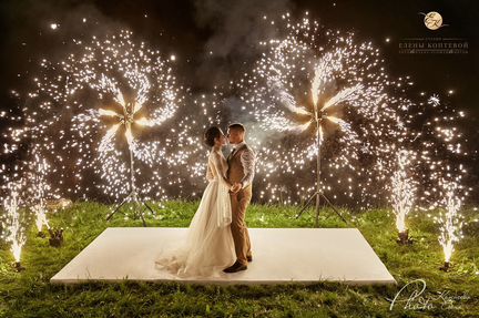 Тяжёлый дым, холодные фонтаны, конфетти, снег