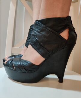 Коктейльные босоножки на танкетке Pelle Moda