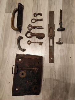 Дверной замок и другая фурнитура