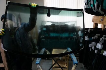 Лобовое стекло Toyota Rav4 00 (Тойота Рав4)