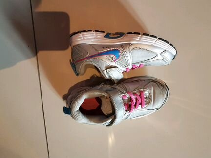 Серебряные кроссовки nike 28р-р 17см