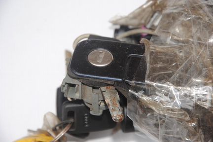 Комплект замка зажигания и личинок с ключом Audi