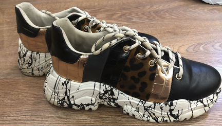 Модные кроссовки на яркой и высокой платформе