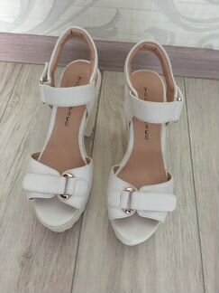 Белые босоножки