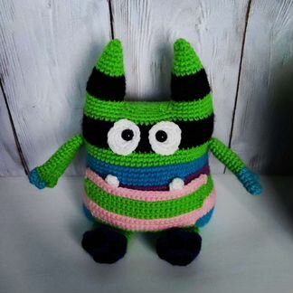 Вязаная игрушка Монстрик