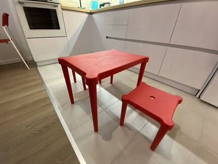 Стол с двумя стульями