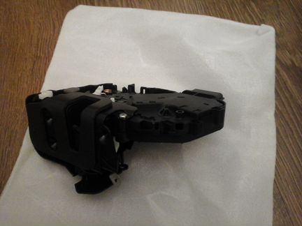 Замок двери задний левый Land Rover Discovery 4