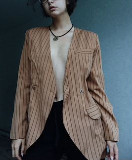 Коричневый пиджак в полоску