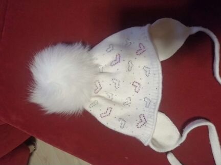 Зимняя шапка с пупсом на кнопке