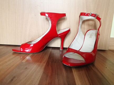 Красные лаковые босоножки Alba