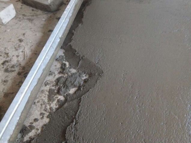 Авито мокрое. Асфальт укладка по плитам с уклоном. Filling the Floor Screed in New York. Floor Leveling mortar. Отражение на полу.