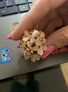 Овальное кольцо с розовыми опалами