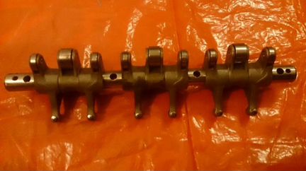 Вал и коромысла впускных клапанов в сборе