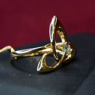 Золотое кольцо с бриллиантом