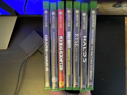 Xbox one x с 2 контроллерами и играми