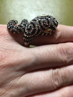 Женский перстень в виде удава.Swarovski
