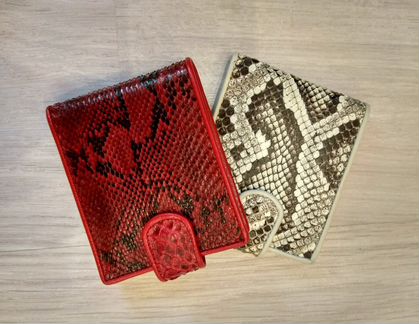 Красный и белый кошелёк из натуральной кожи питона