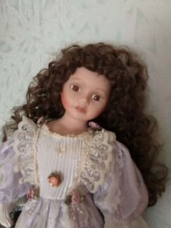 Кукла фарфоровая, стоит давно