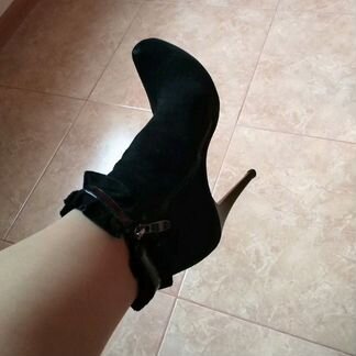 Стильные замшевые ботильоны