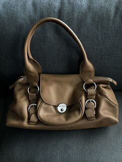 Coccinelle бежевая кожаная сумка